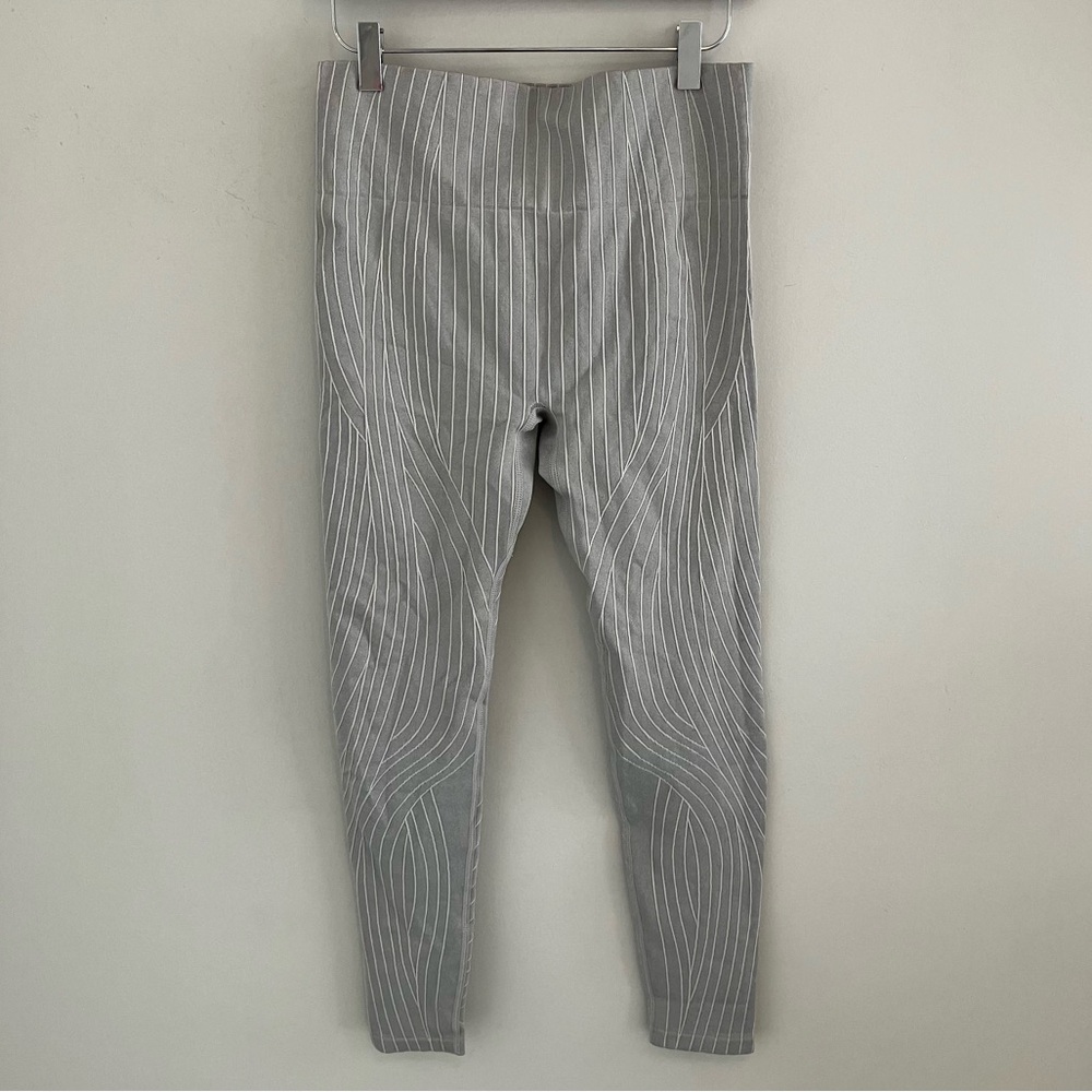 Fabletics Seamless High-Waisted Linework Leggings. - Picture 4 of 14